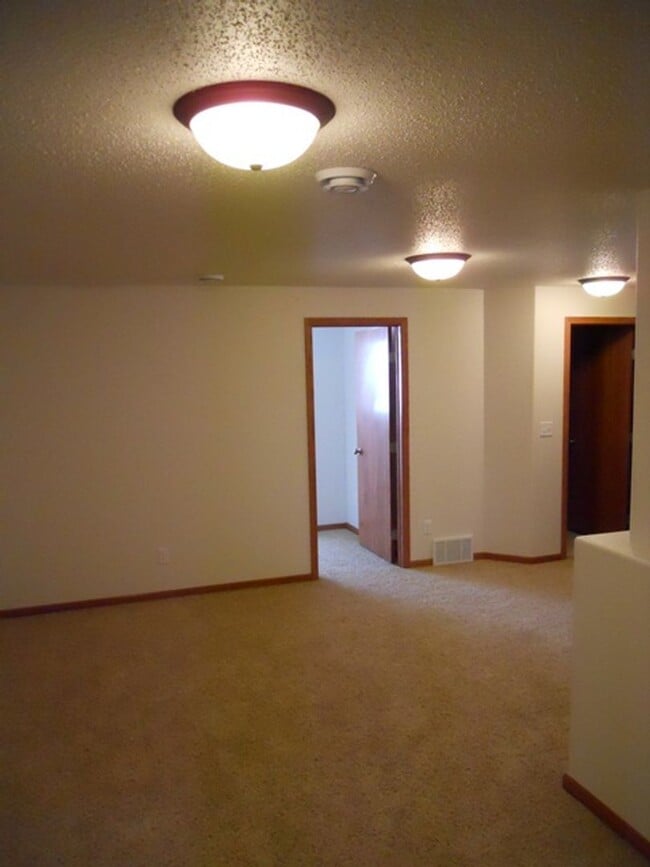 Building Photo - Westport Beach 3 Bedroom Bi-Level Twin Home