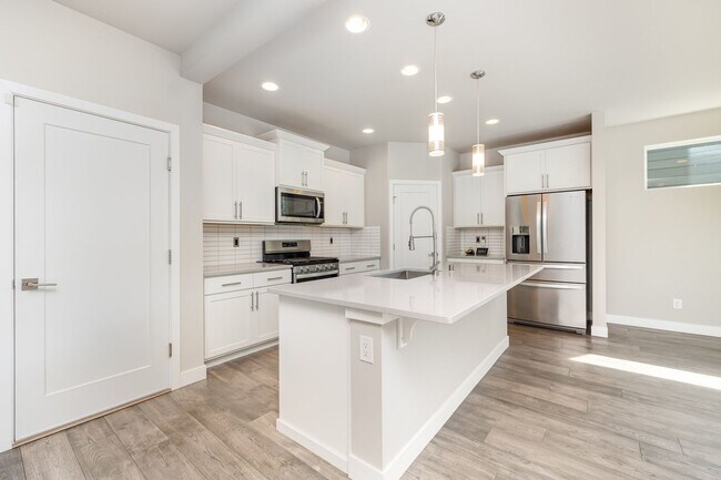 Building Photo - Modern home with 4 bed 2.5 bath available ...