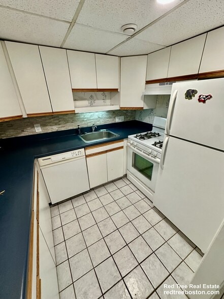 Building Photo - 44 Broadlawn Park