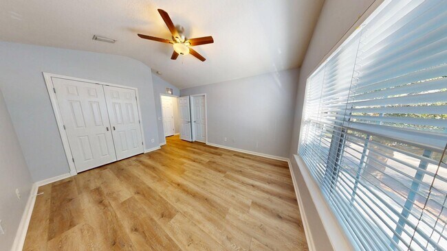 Building Photo - Beautiful 3 bedroom, 2.5 bathroom townhome