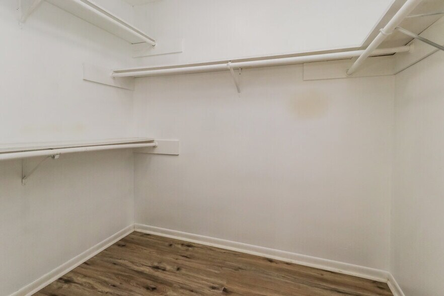 Building Photo - 7811 Goldengrove Dr