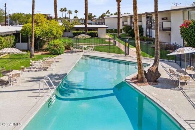 Building Photo - 3242 E Camelback Rd