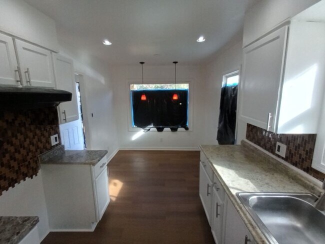 Building Photo - 3 bedroom, 1 bathroom Now Available!