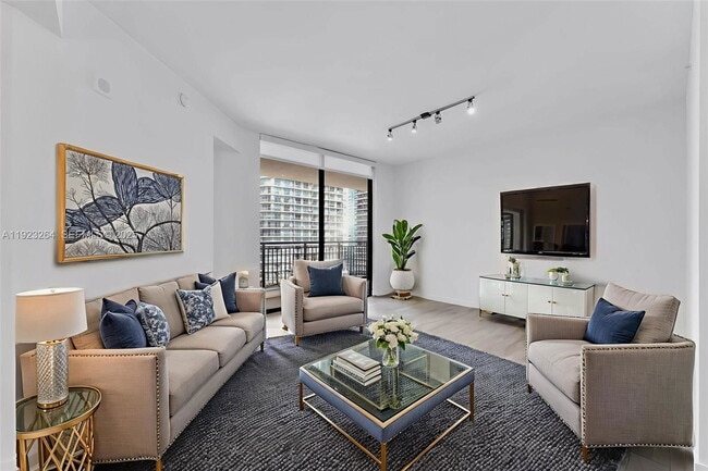 Building Photo - 999 SW 1st Ave