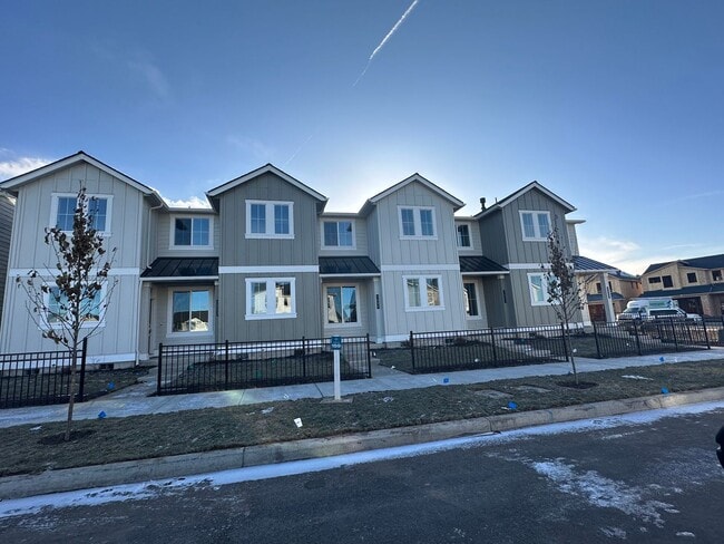 Building Photo - POOL & Clubhouse! 3 Bdrm, 2.5 Bath 1450 sq ft Townhouse, All Appliances, Gas Heat & A/C, Pet OK, ...