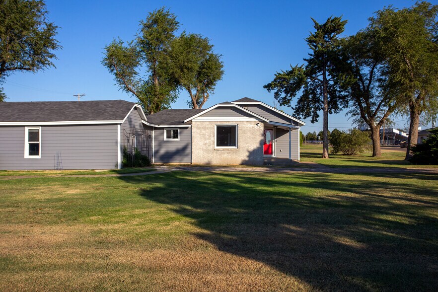 Building Photo - 1105 Main St