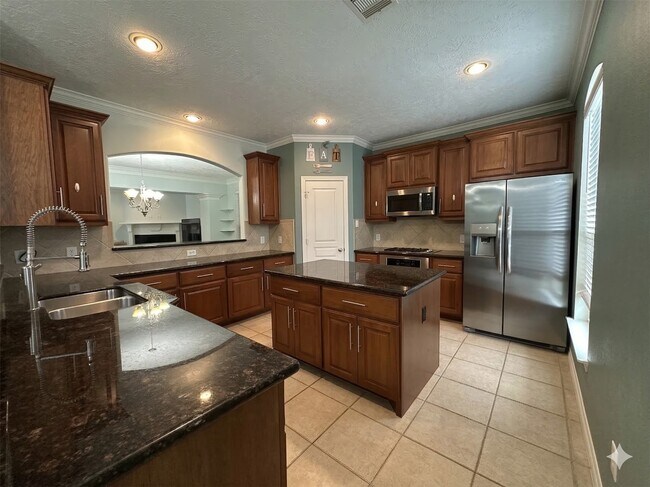 Building Photo - 3410 Skyline Village Dr