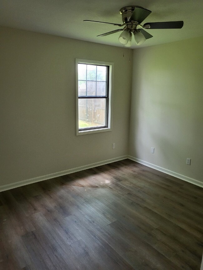 Building Photo - "Charming 3-Bed Home with Cozy 982 Sq. Ft. Living Space on Smith Avenue, Trumann!"