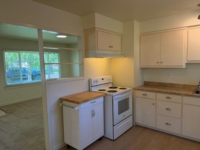 Building Photo - Updated 2 bedroom 1 bathroom house in Eugene!