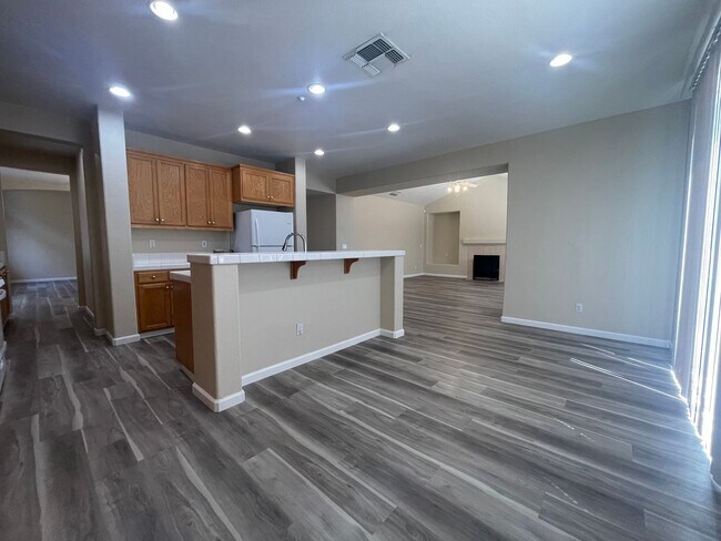Building Photo - Beautiful 4 Bedroom Close to Downtown Brentwood!