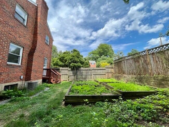 Building Photo - 2702 Byron St