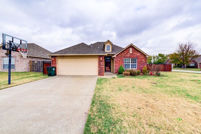 Building Photo - 3 Bed / 2 Bath in Collinsville!