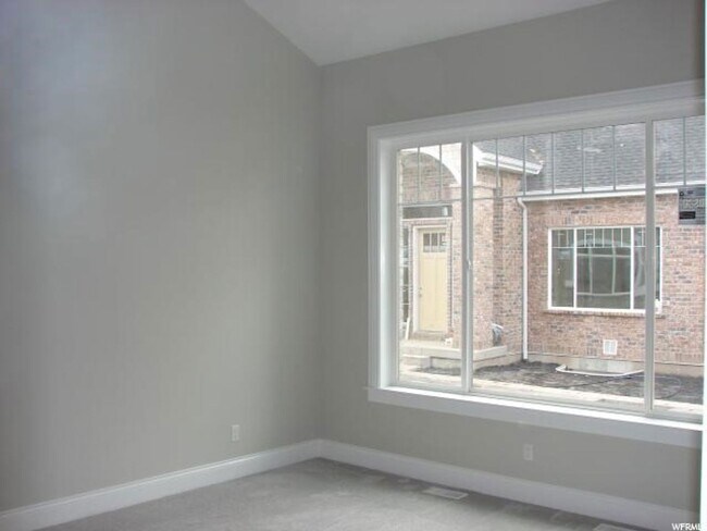 Building Photo - Upmarket Townhouse in Sought After Holladay City