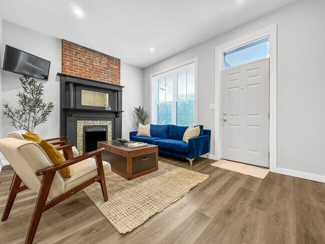 Building Photo - Newly Renovated 2 Bed, 2.5 Bath Furnished Home in Columbus