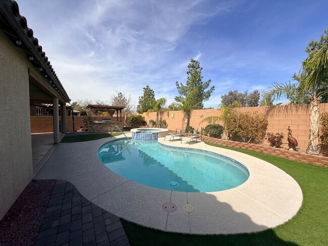 Building Photo - 1 Story 4Bed Pool Built in BBQ