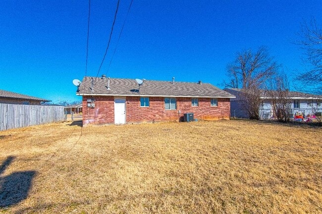 Building Photo - 733 N Norman Ave