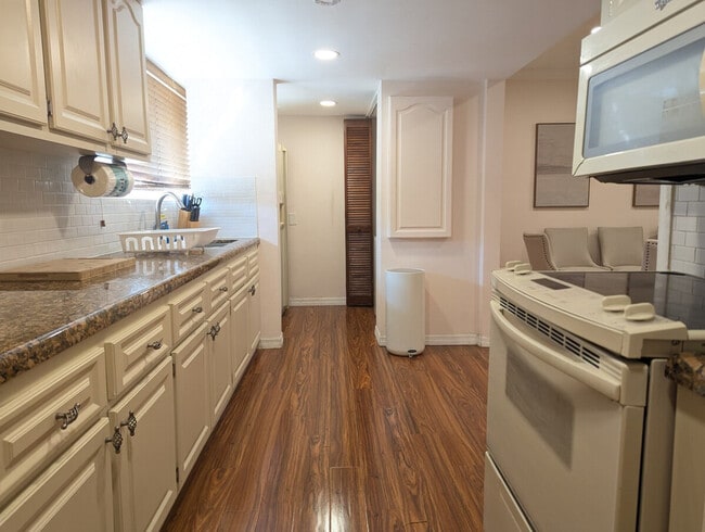 Building Photo - 2945 SW 18th St