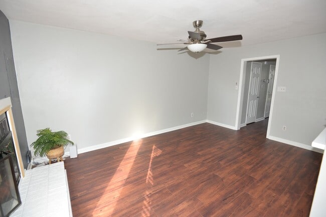 Building Photo - 3 Bedroom Townhome in Kempsville Lakes