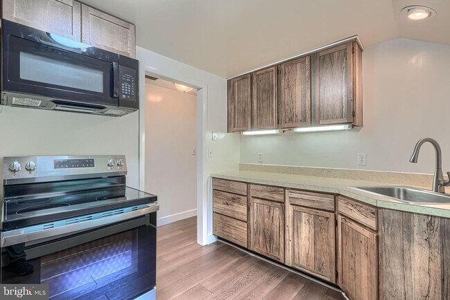 Building Photo - 1703 Roland Ave