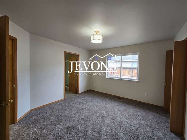 Building Photo - Two-bedroom home with a fully equipped kit...