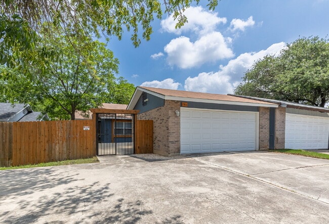 Building Photo - 1366 Bayou Dr