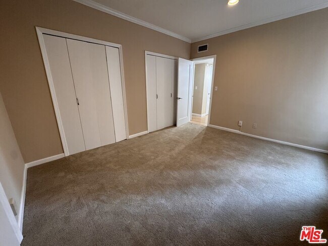 Building Photo - 8550 Holloway Dr