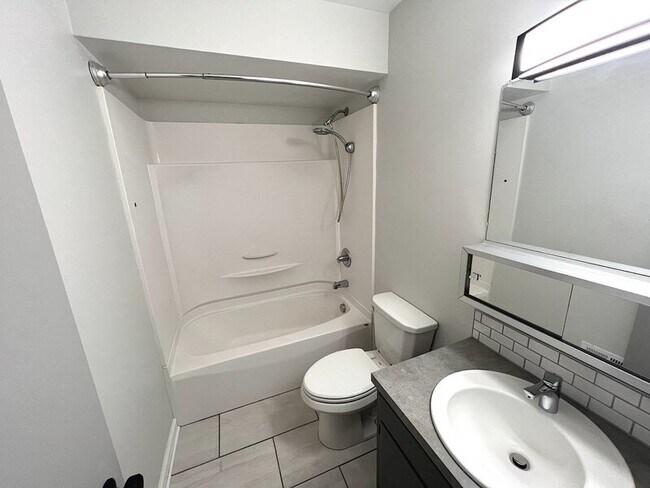 Building Photo - 2068 Andrew St SE