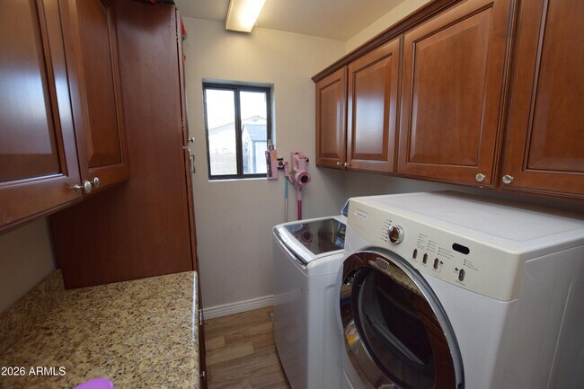 Building Photo - 946 E Denton Ln