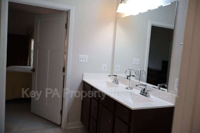 Building Photo - 659 Thomas Penn Dr