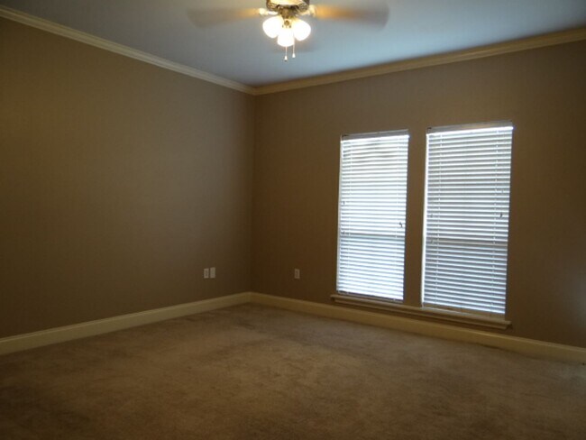 Building Photo - Beautiful Home for Lease in Maple Leaf Sub...