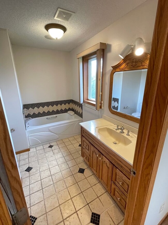 Building Photo - AVAILABLE NOW - 4 Bed, 3.5 Bath Home in He...
