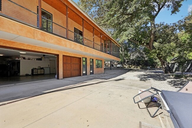 Building Photo - 8635 San Leandro Dr