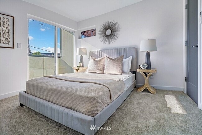 Building Photo - 632 10th Ave E