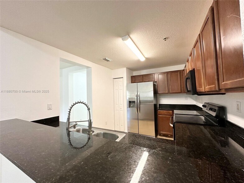 Building Photo - 10870 NW 88th Ter