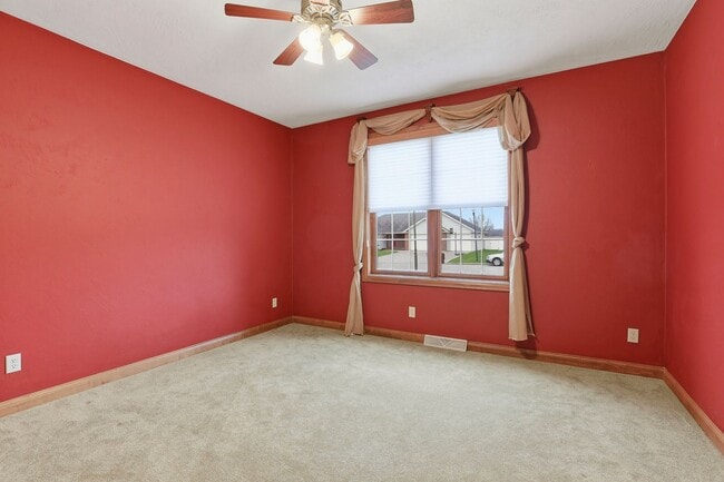 Building Photo - Stunning Appleton Home