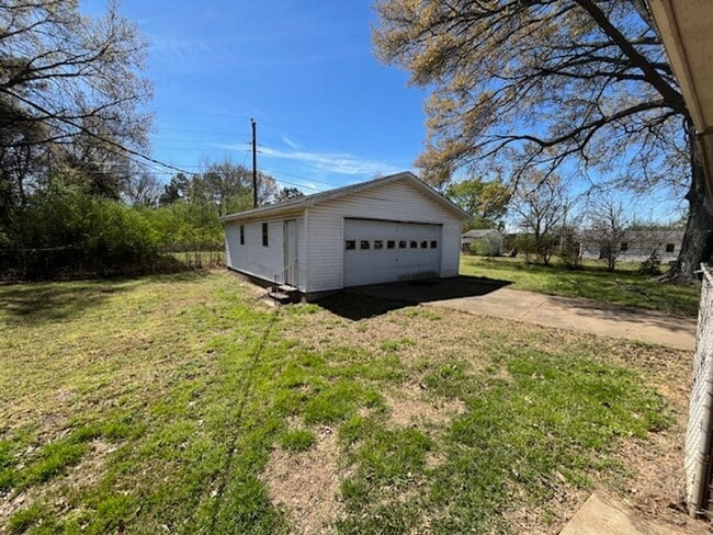 Building Photo - Renovated 2 Bedroom 1 Bath home with Another Room that could be used as a 3rd Bedroom!