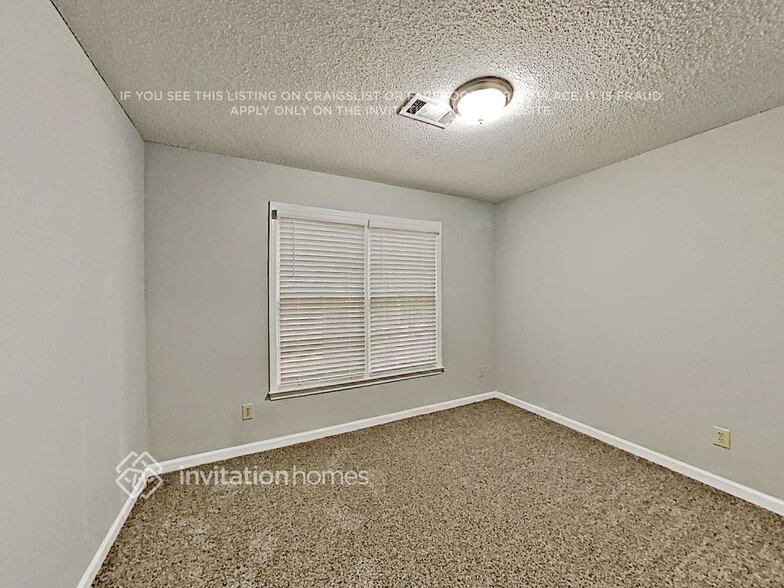 Building Photo - 580 Thornbush Trce
