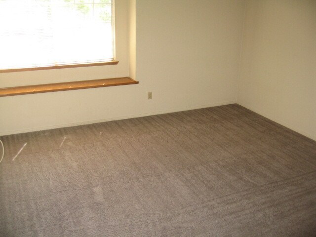 Building Photo - 1174 E Goshen Ave