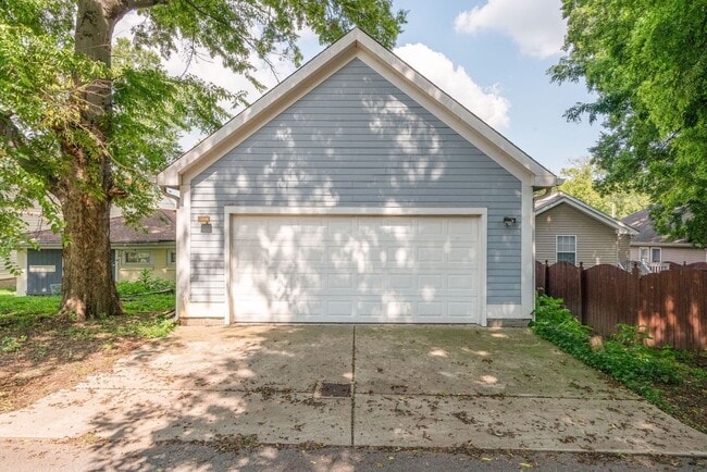 Building Photo - Stunning 3BE/2.5BA home in the heart of Ho...
