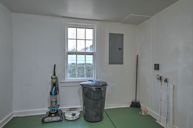 Building Photo - 608 Forest St