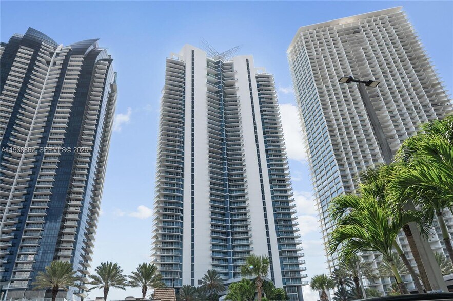 Building Photo - 17001 Collins Ave