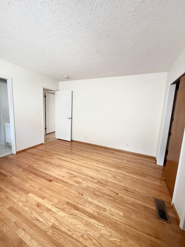 Building Photo - Charming 3 Bedroom 2 Bathroom Single Family Home Available June 5th *DO NOT DISTURB TENANT*