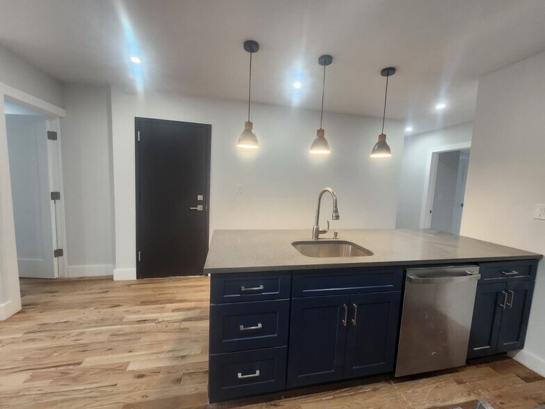 Building Photo - 1424 E 102nd St