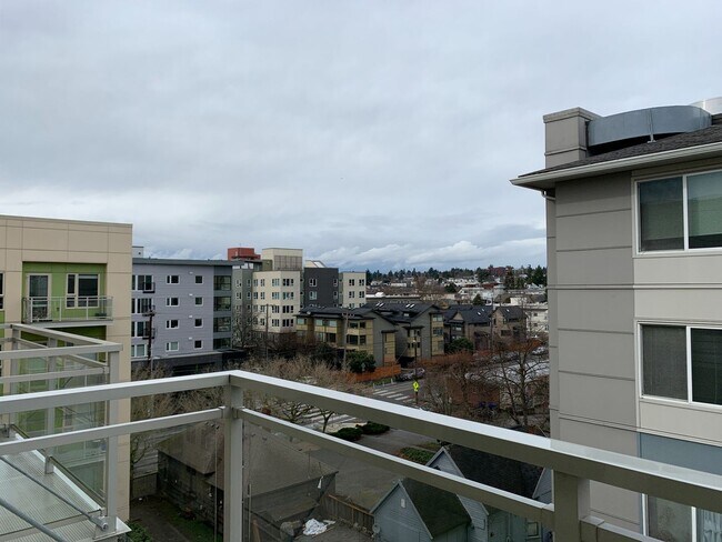Building Photo - Urban Living at the Vik - Top Floor Condo