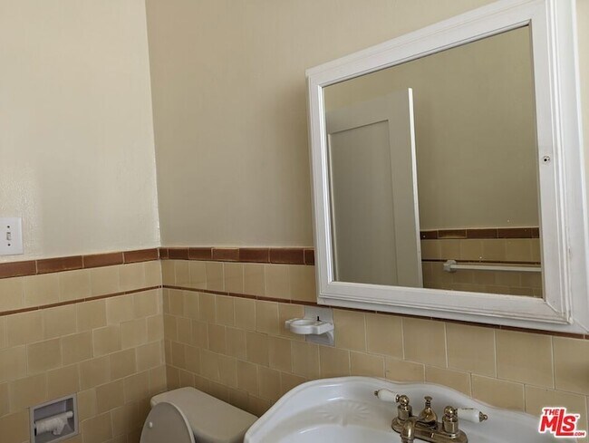Building Photo - 621 S Gramercy Pl
