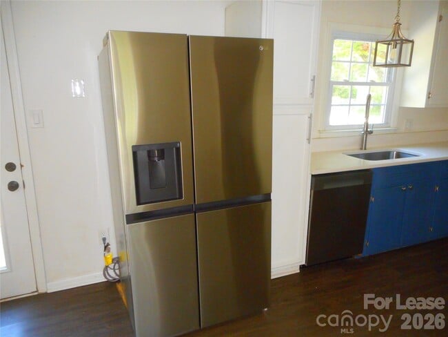 Building Photo - 733 Catawba Cir N