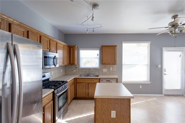 Building Photo - 1415 Fort LLoyd Pl