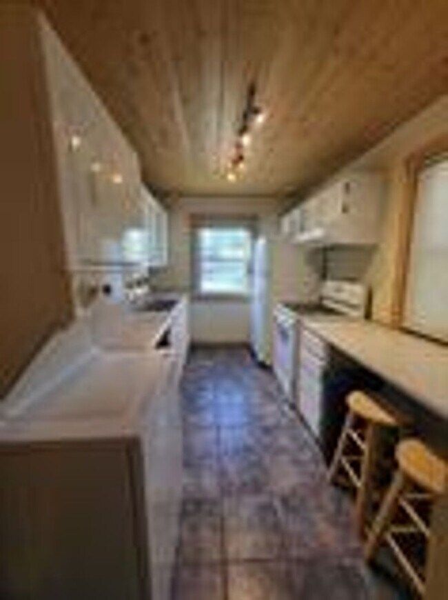 Building Photo - BEST DEAL IN SUMMIT !  Sunlight from all sides of the building!  Balcony! In unit washer dryer! B...