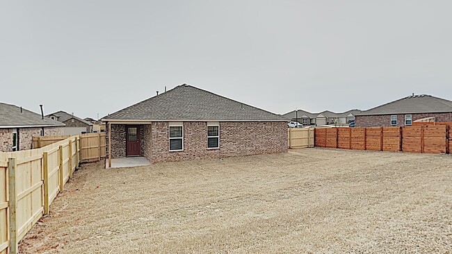 Building Photo - Very Nice 3 Bedroom 2 Bath Home in Yukon S...