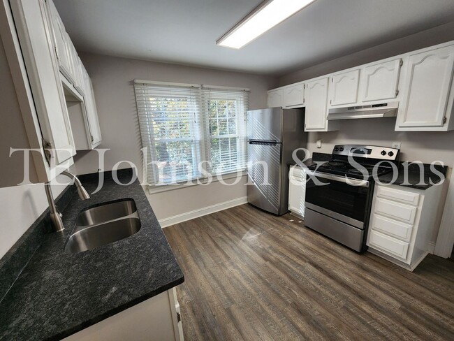 Building Photo - Charming Upstairs Duplex Near Downtown Win...